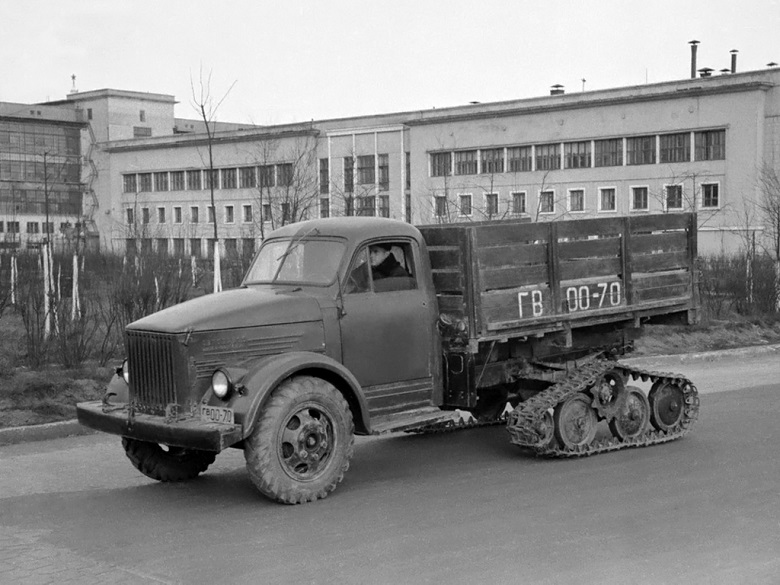 Опытный снегоболотоход на базе ГАЗ-51